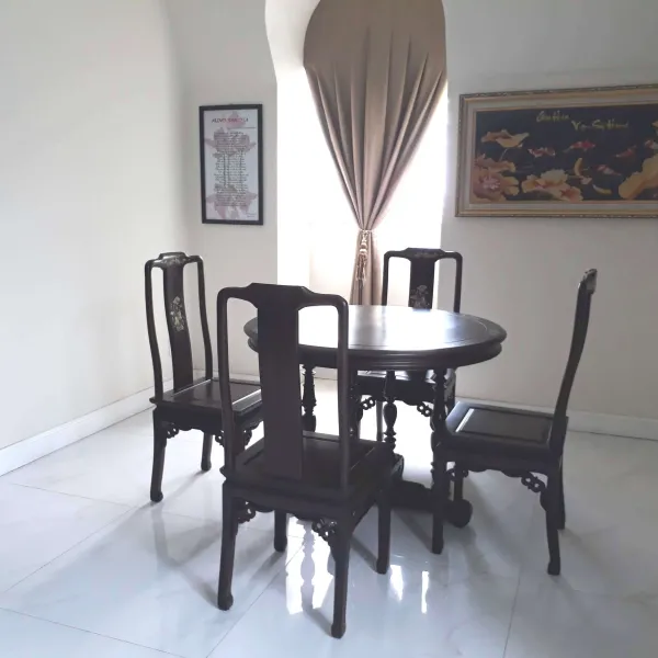 Bộ bàn tròn 4 ghế phong cách Á Đông: Bàn tròn Huynh Đệ + Ghế Kendo không tay cẩn ốc gỗ chiu liu